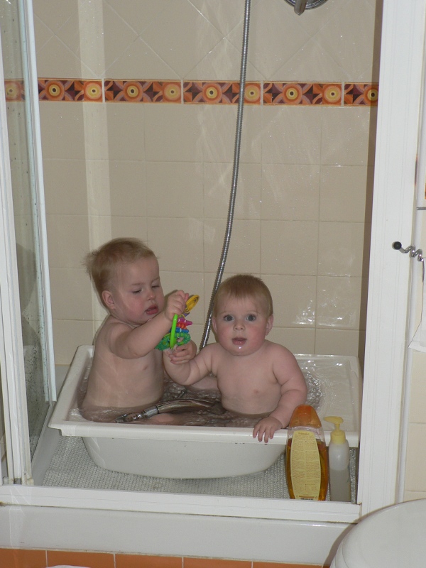 Deux b�b�s dans le bain